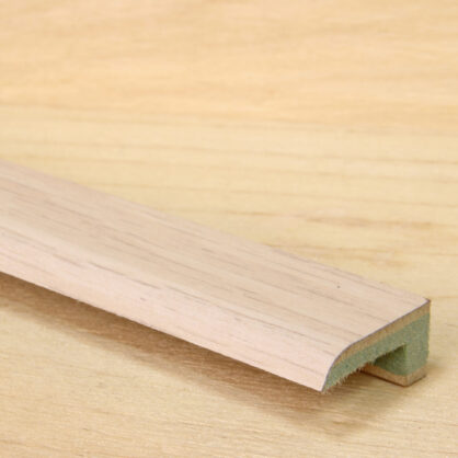 Puidust põrandaliistu detail siseviimistluses toas