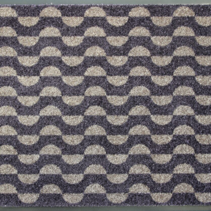 Pruun ja valge laineline vaip geomeetrilise mustriga