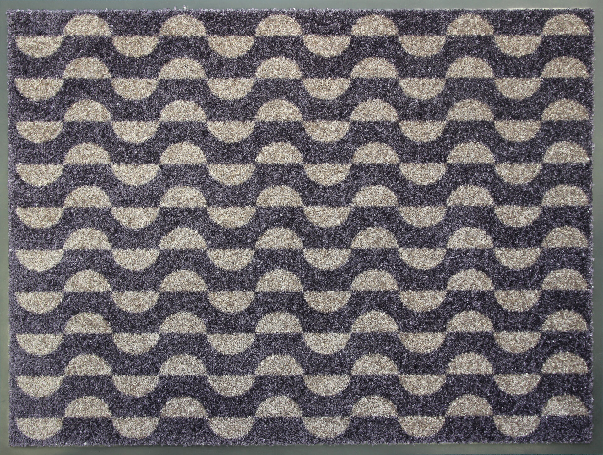 Pruun ja valge laineline vaip geomeetrilise mustriga