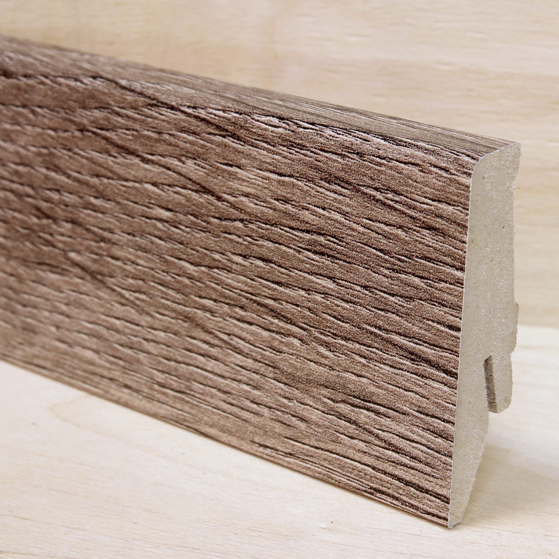 Pruun puitliist põrandaliist sisekujundus seinale