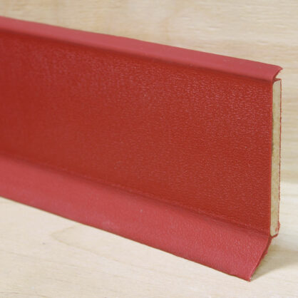 Punane metallkatusepaneel puidust taustal lähivaade