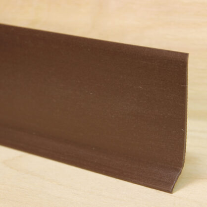 Pruuni värvi põrandaliist puitpõrandal lähivaade