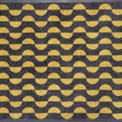 Mustermatt mustriga musta ja kollasega uksematt