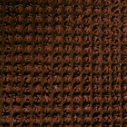 Punase värvusega korda seatud musteralt kuva