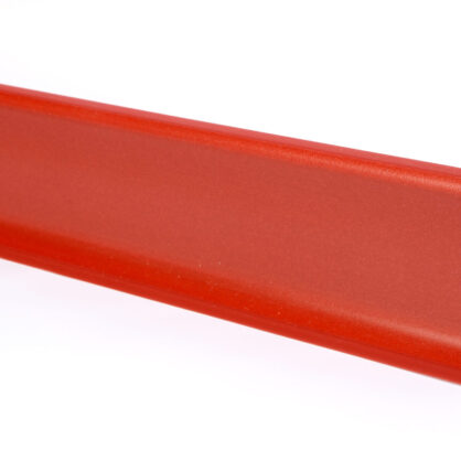 Punane katuseplekist räästa servaprofiil taustal