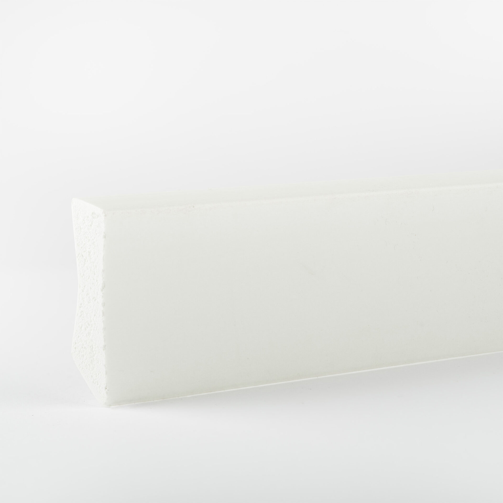 Valge vahtplastiplaadi tükk isoleerimiseks ja pehmenduseks