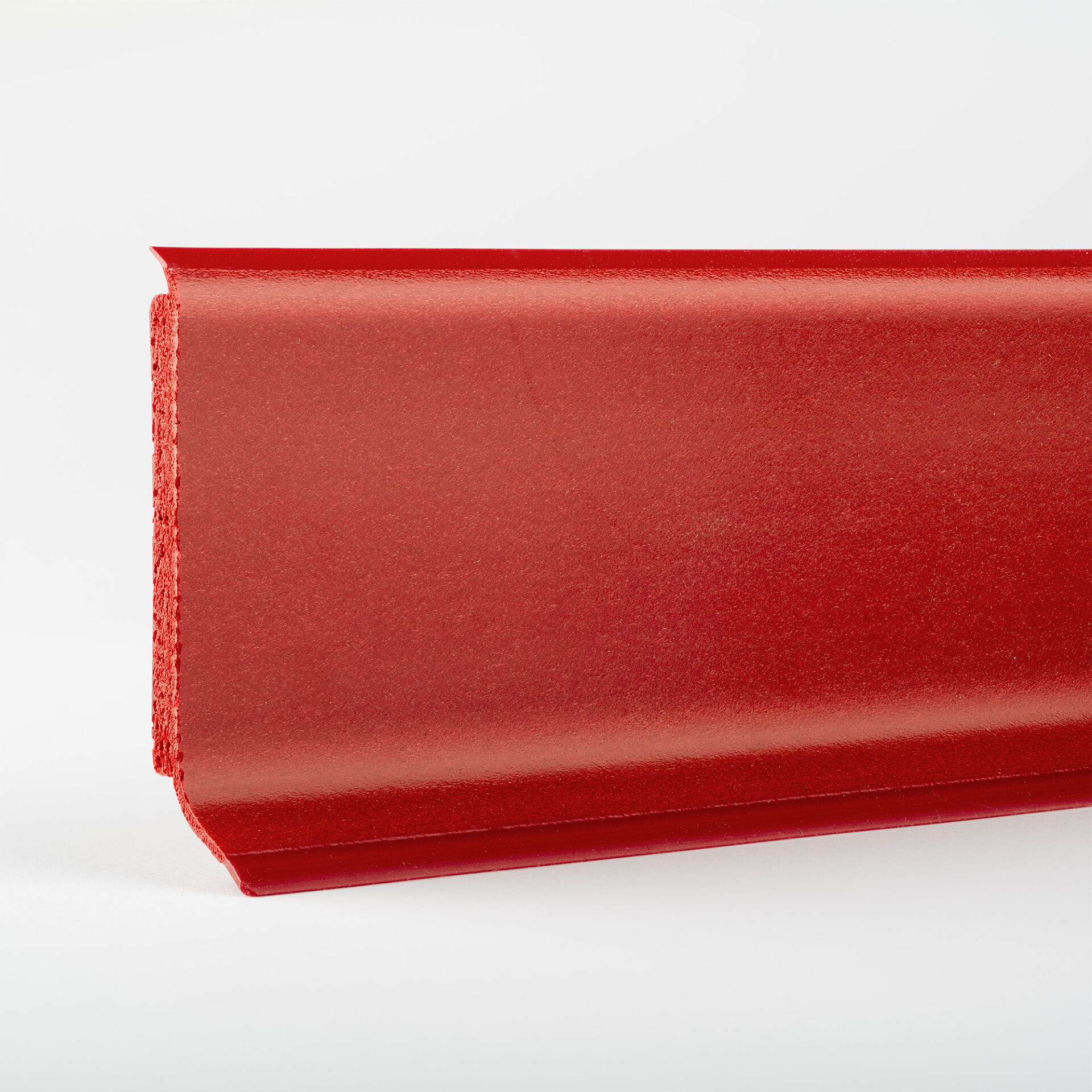 Punane metallprofiil katusekatteks ja seintele