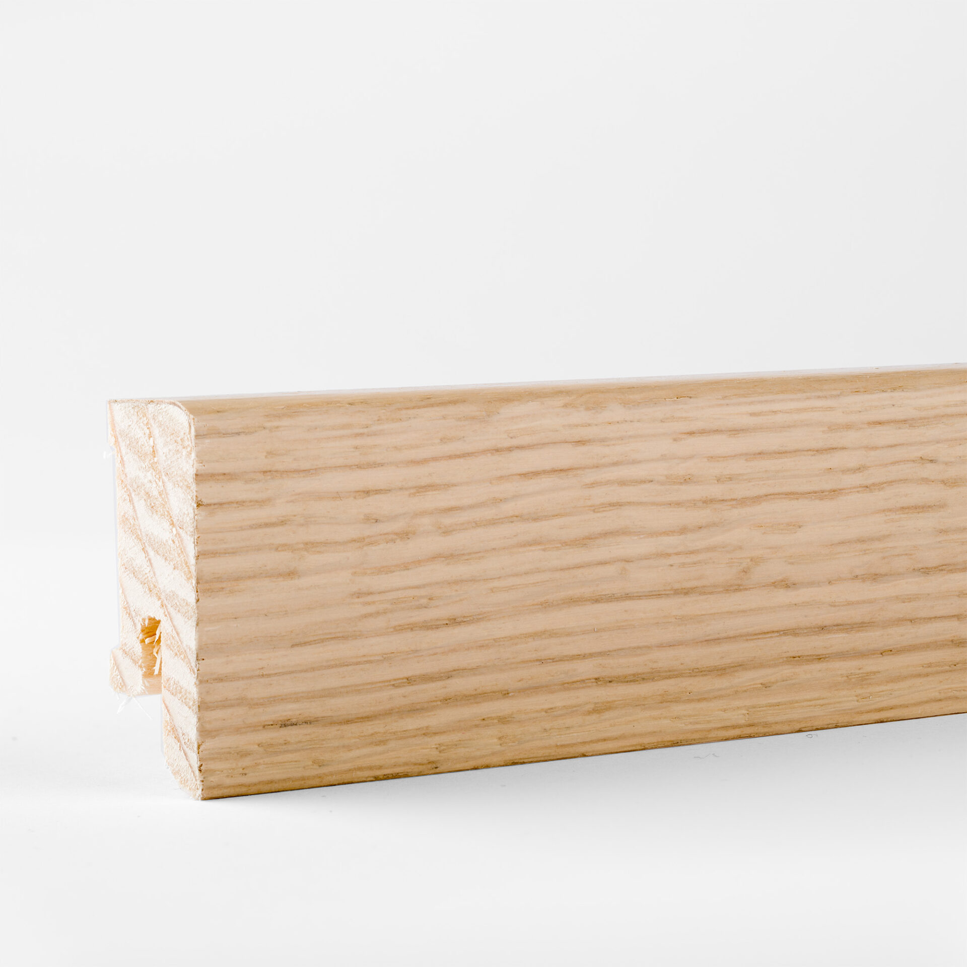 Puidust liist valgel taustal detailvaade