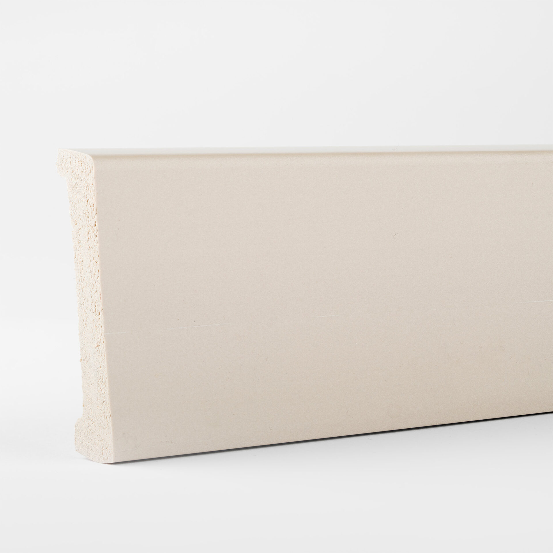 Valge seinaääreliist minimalistlik sisekujunduses.