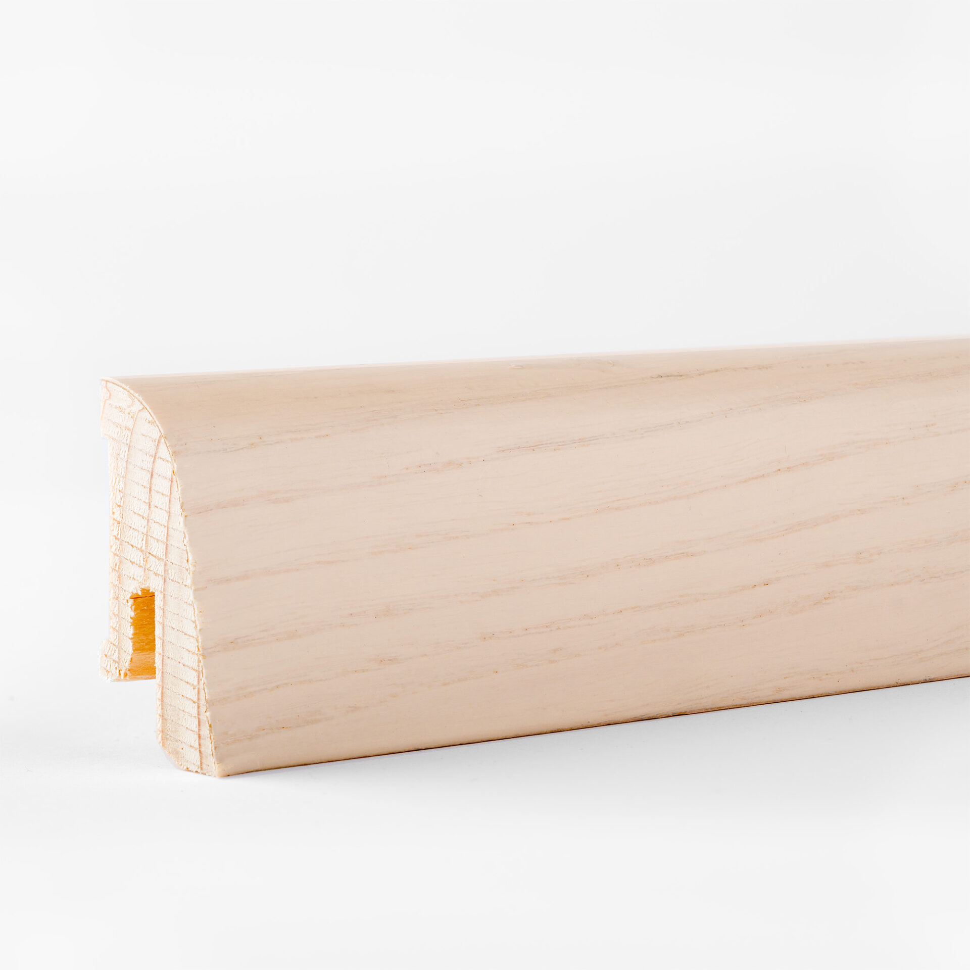 Puidust põrandaliist hele naturaalne viimistlus