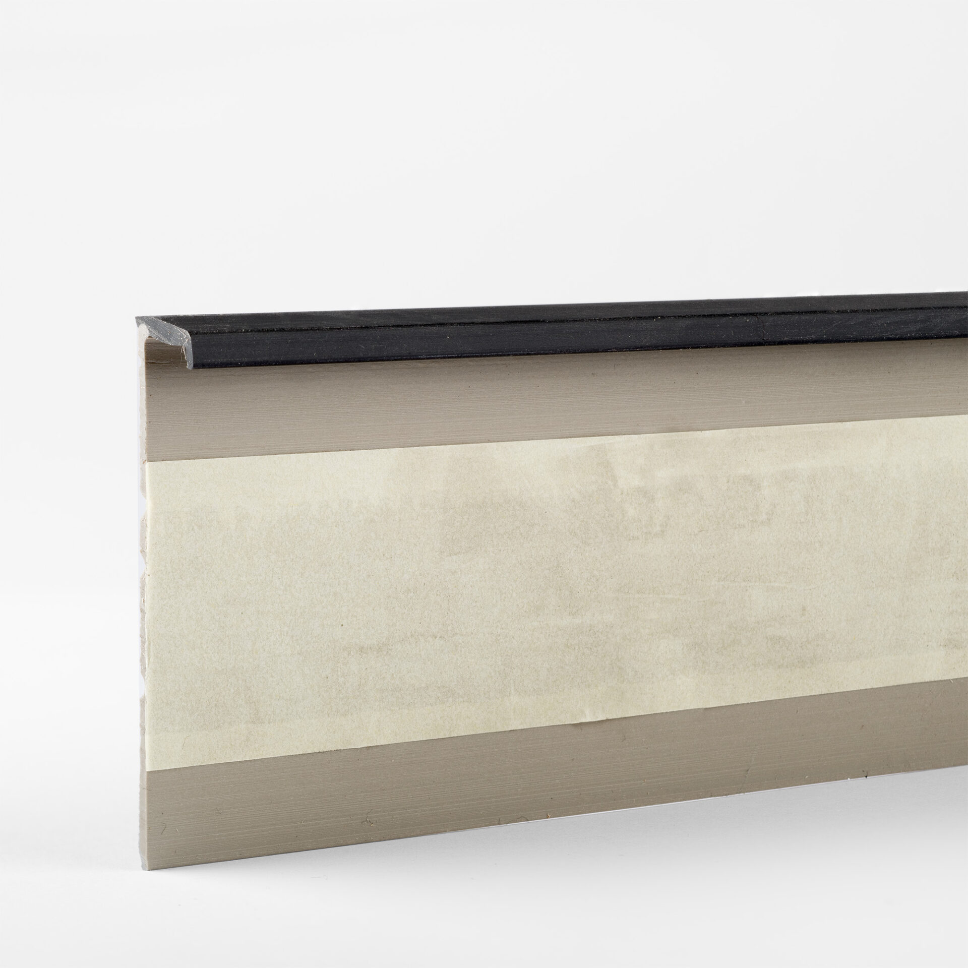 Puidust viimistlusliist valge taustaga stiilne disain