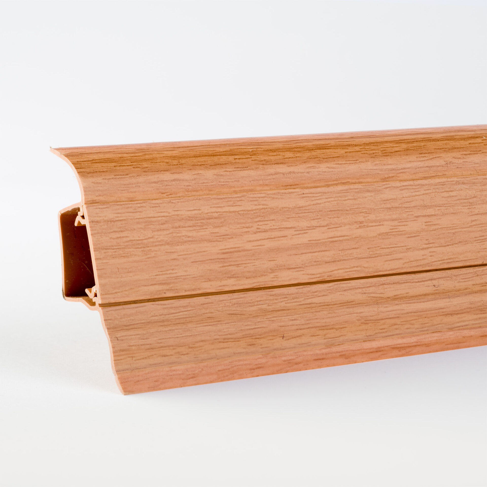 Puitimitatsiooniga pruun põrandaliist seinale paigaldamiseks