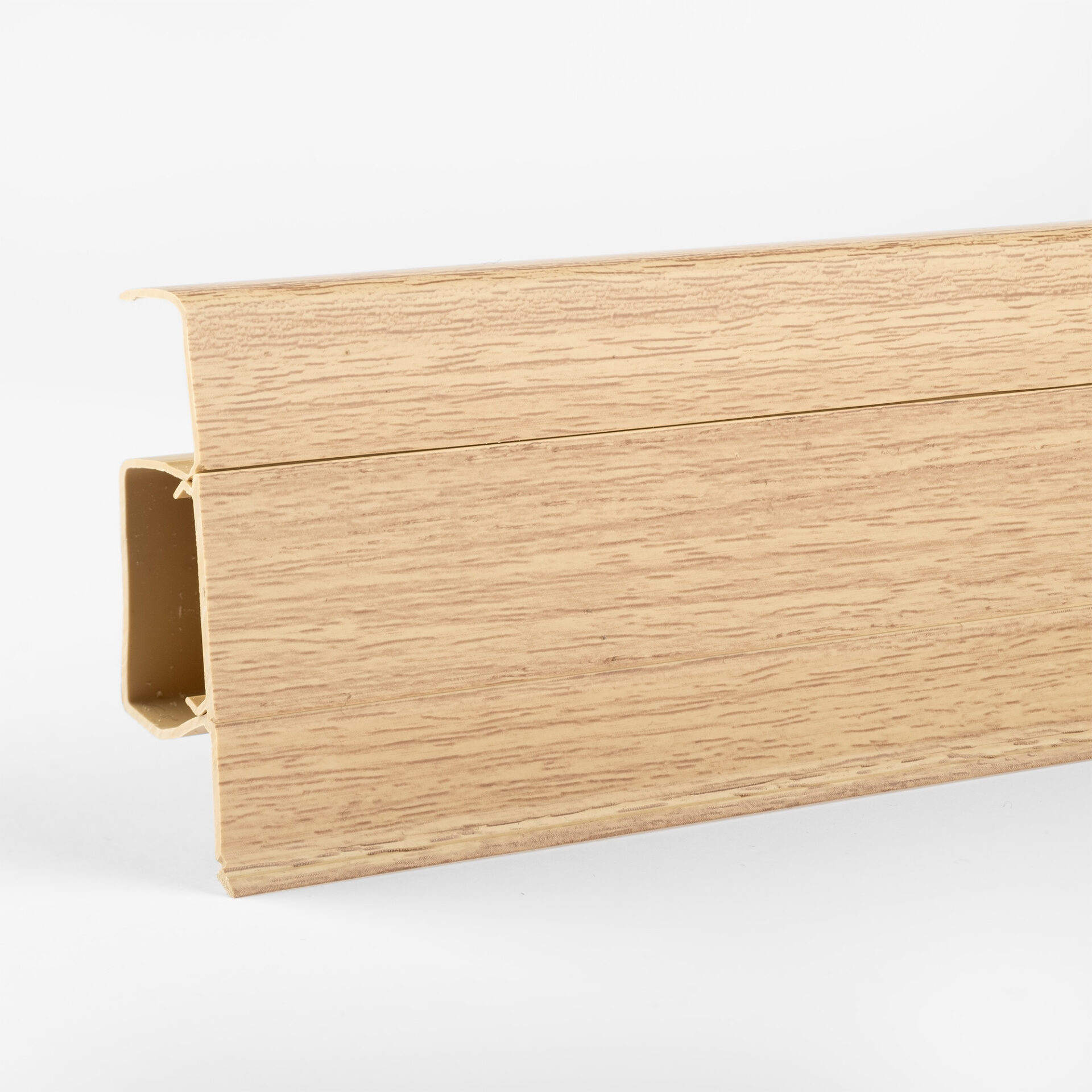 Puidust välimusega põrandaliist siseviimistluseks lähivaates