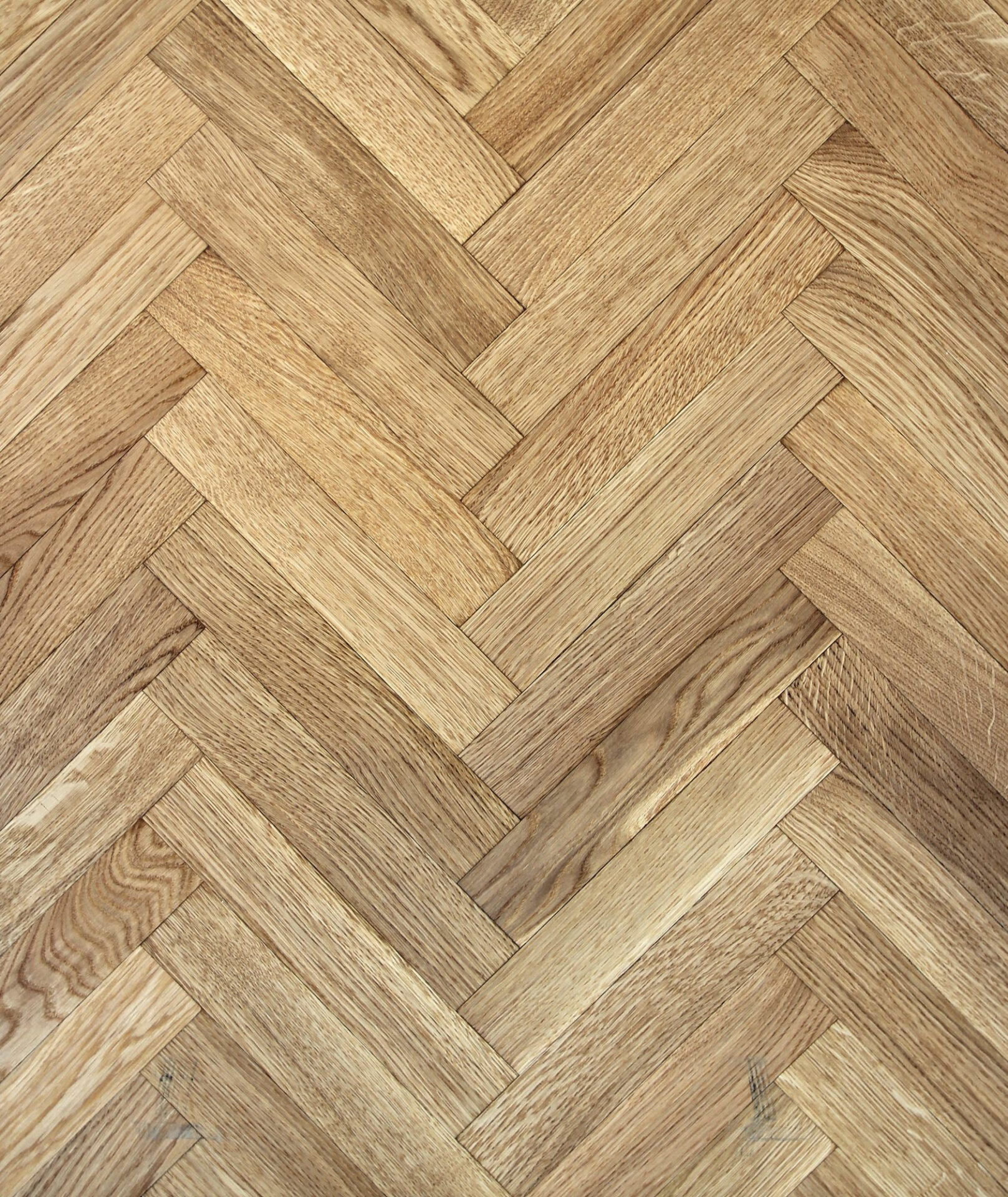 Puidust kalasabaparkett loodusliku viimistlusega muster