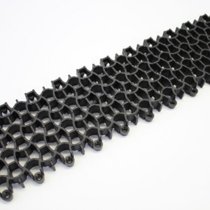 Mustritud must plastmaterjal libisemisvastane matt.