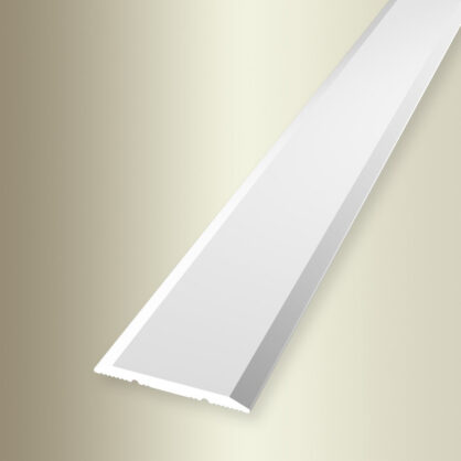 Valge põrandaliist helebeeži taustaga lähivaates.