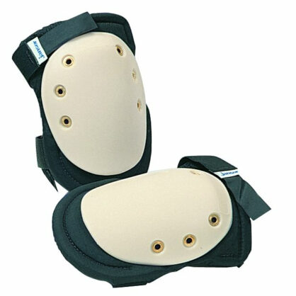 Valged põlvekaitsmed mustade rihmadega paarina