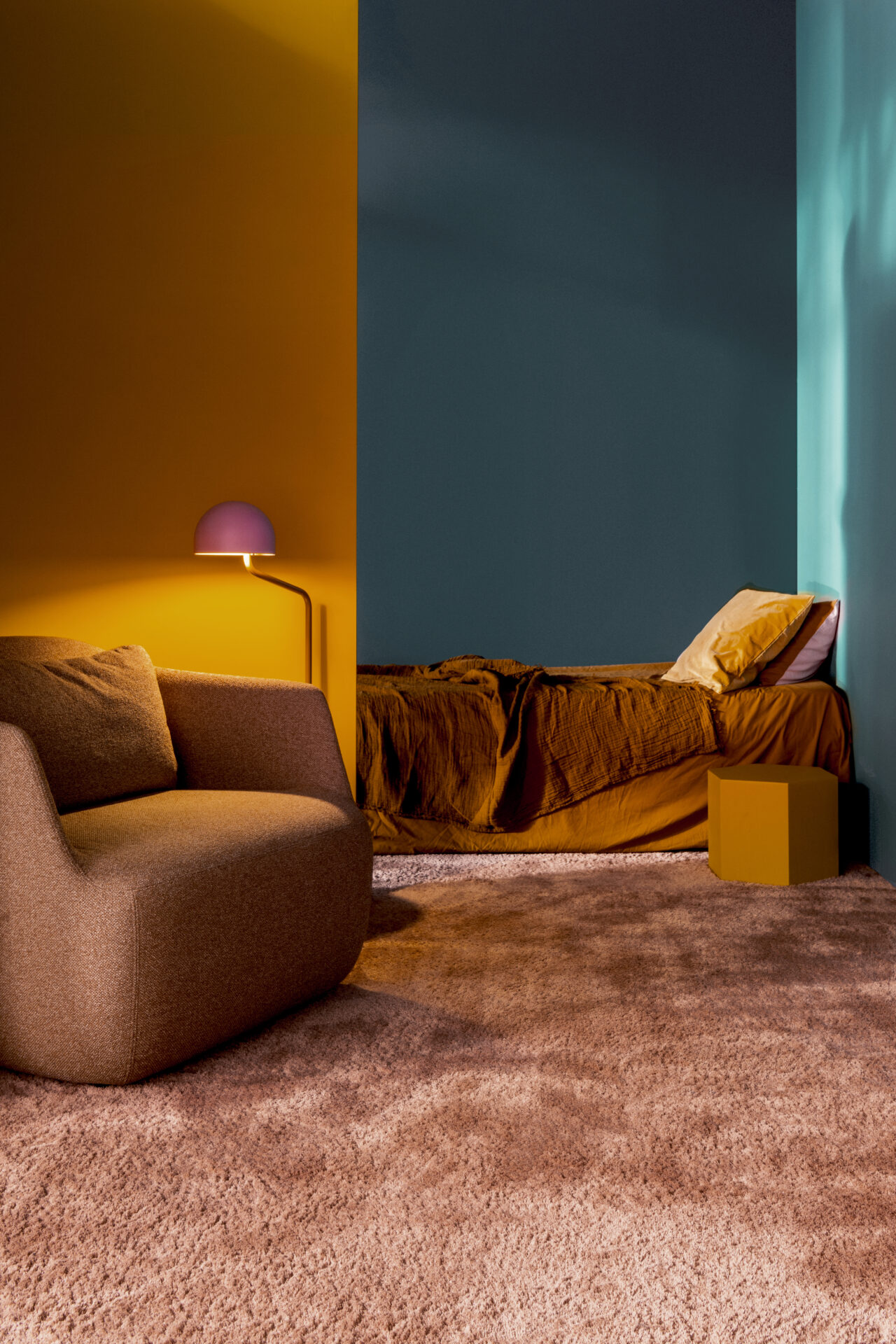 Hubane magamistuba hubaste värvide ja mööbliga