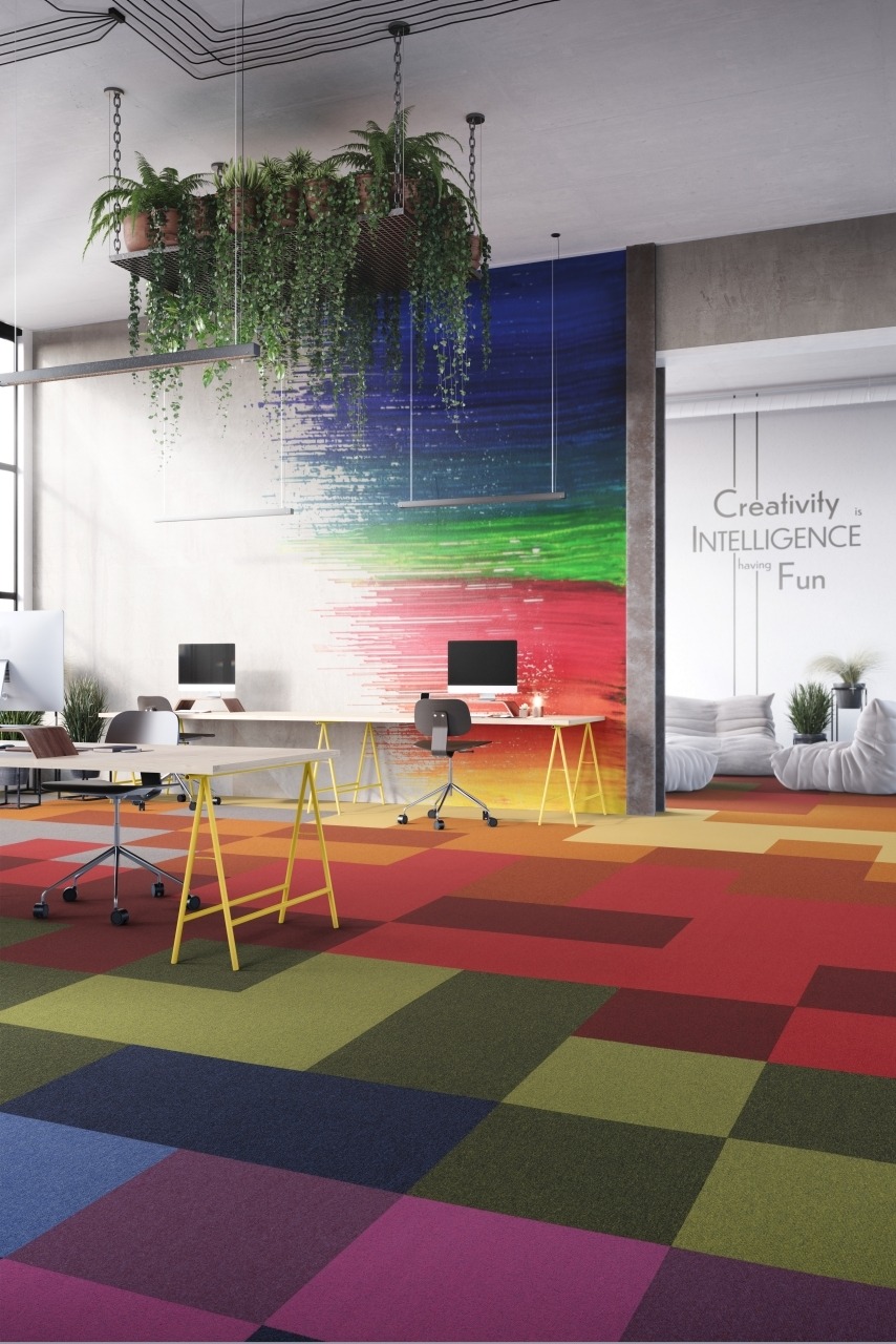 Moodne kontor ruudukujulise värvilise vaipkattega.