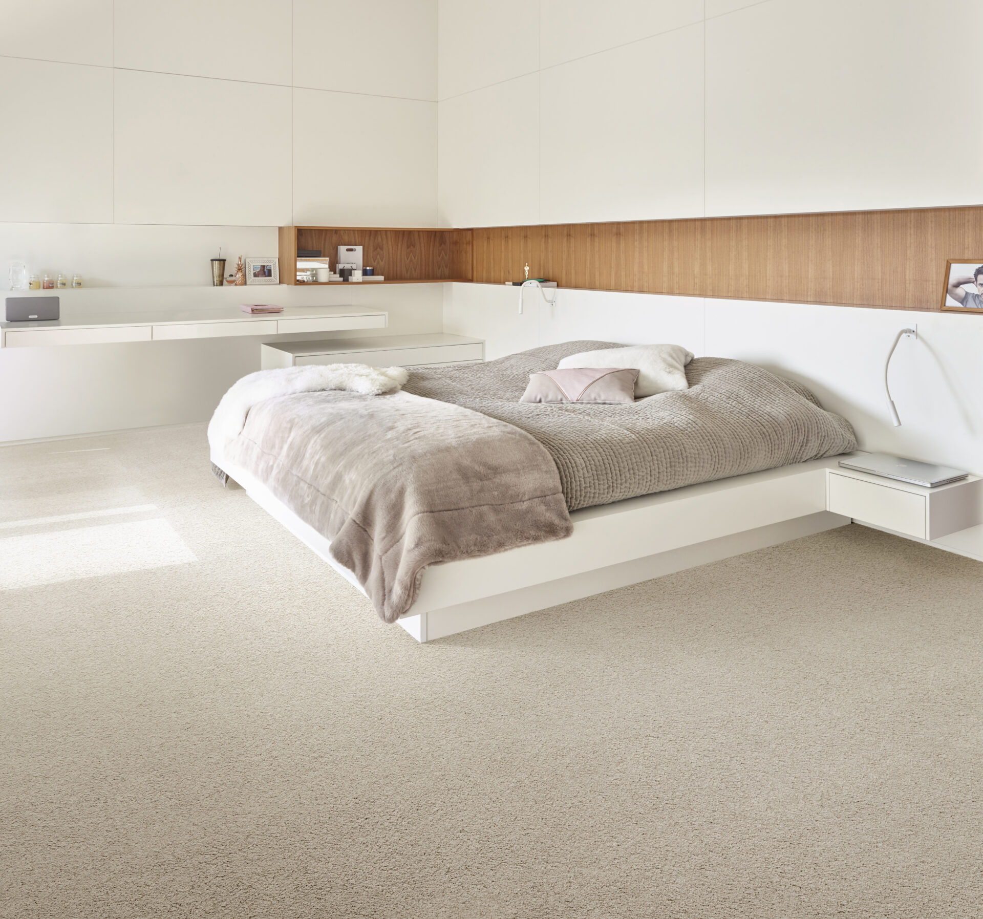 Kaasaegne valgusküllane magamistuba neutraalsetes toonides