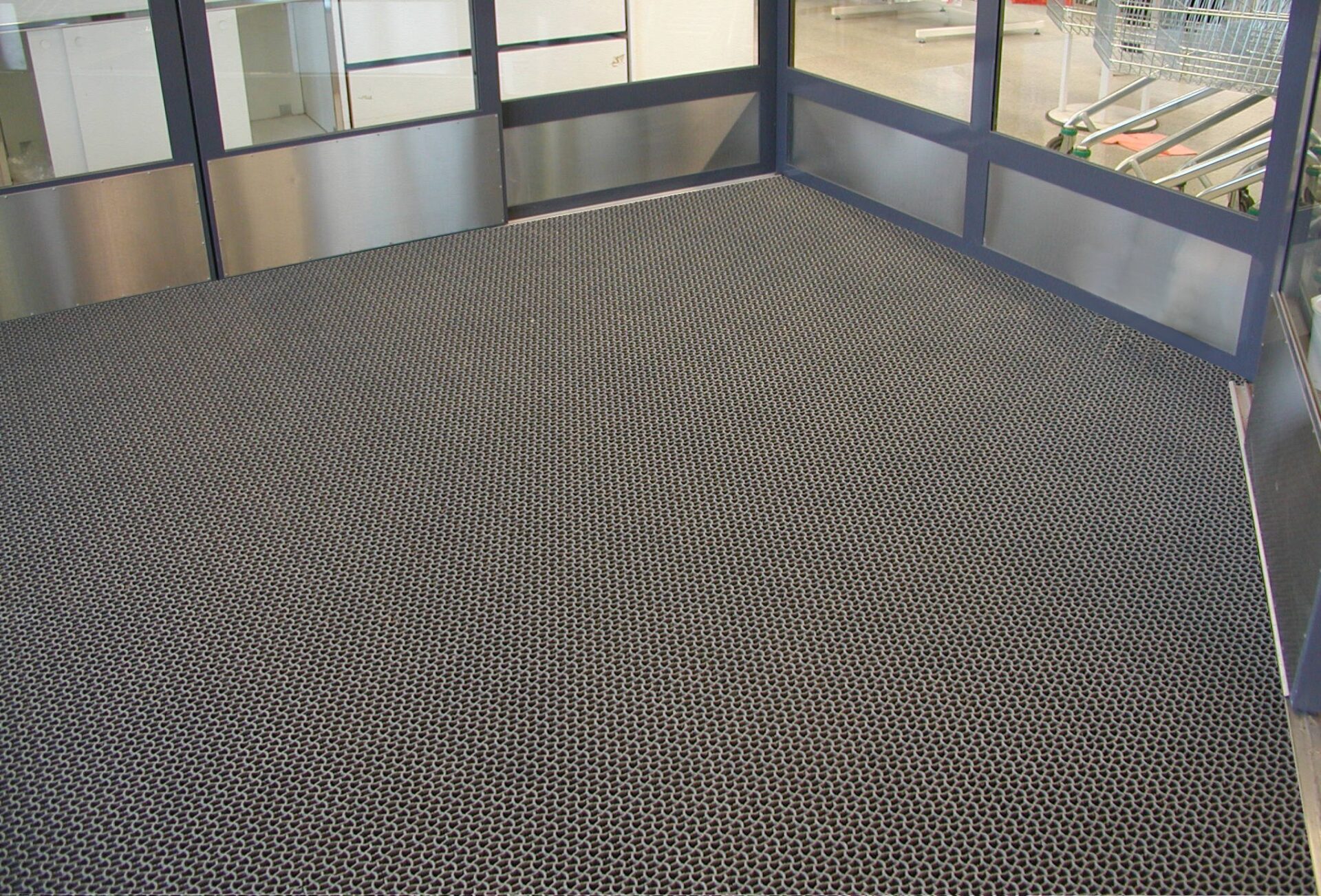 Sissepääsu libisemisvastane matt kaupluse fuajees