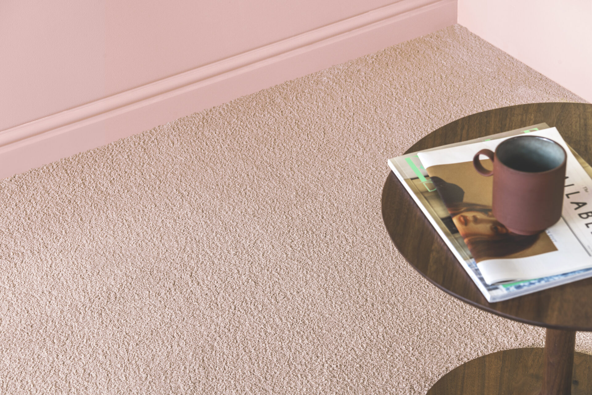 Pehme vaip ja kohvikruus diivanilaual interjööris