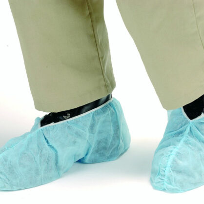 Inimesed kandmas siniseid jalanõukatete ülekatted