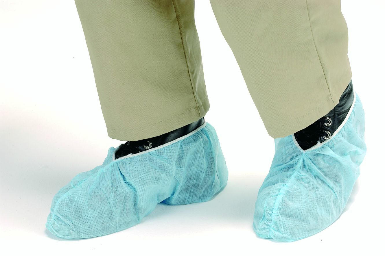 Inimesed kandmas siniseid jalanõukatete ülekatted