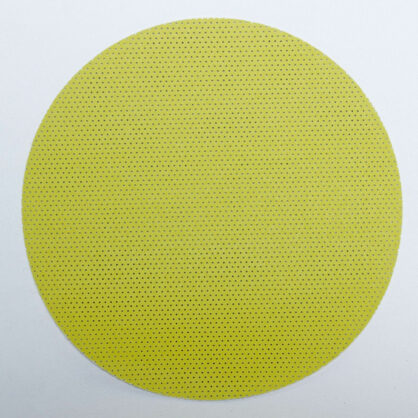 Kollane ümmargune kauss tabeli peal Estonias