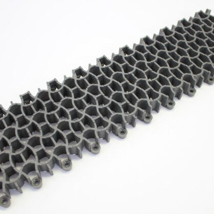 Hallide mustrit meenutav tumedast plastikust võrk