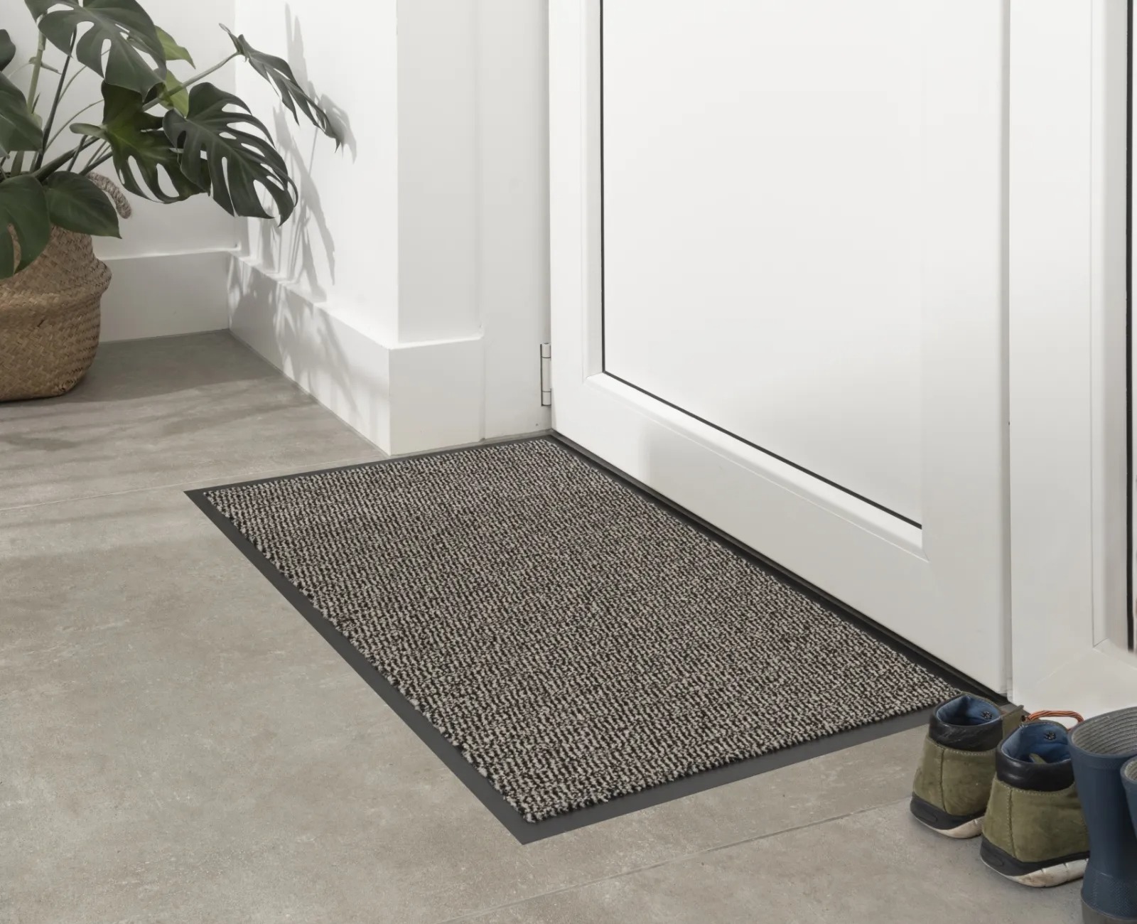 Ukseesine vaip siseukse juures koridori põrandal