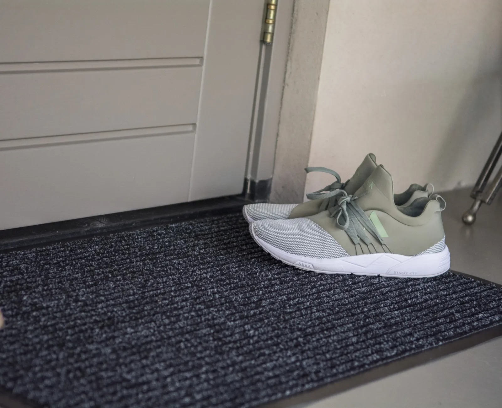 Tossud uksematil mahedates toonides int.