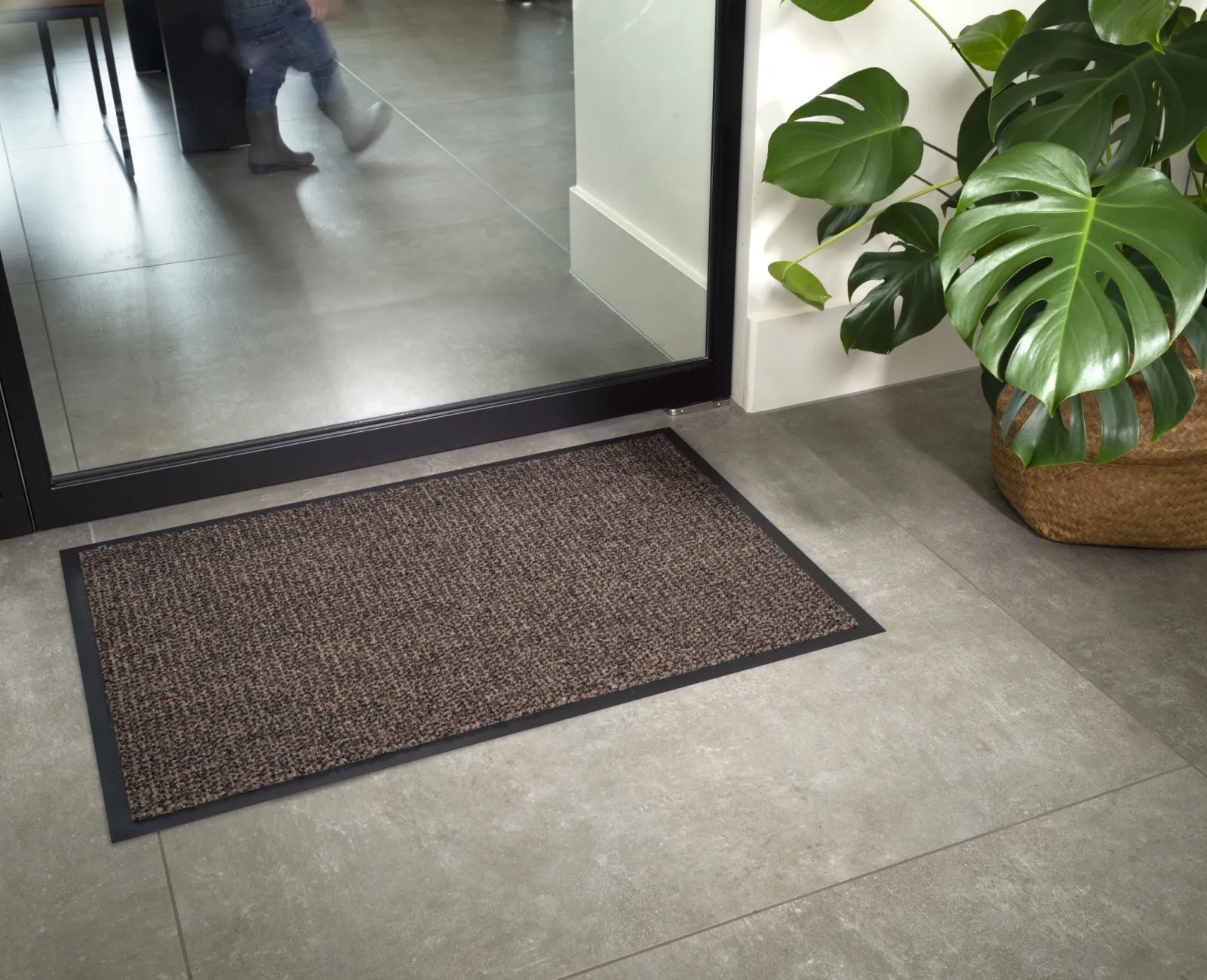 Uksematt peegel põrandaplaatidega kaasaegses ruumis