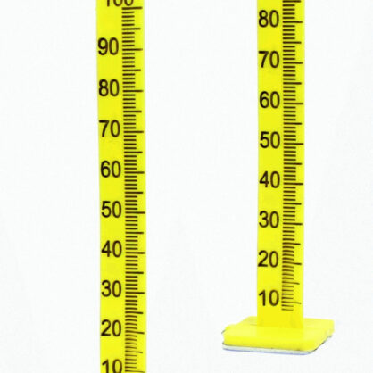 Kollane mõõdikuvarras kraadidega valgel taustal