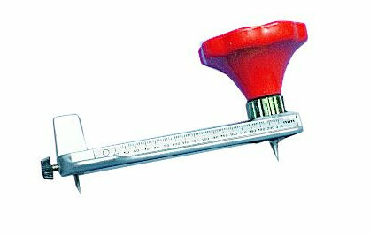 Metalli mõõtevahend punase käepidemega jaotustega