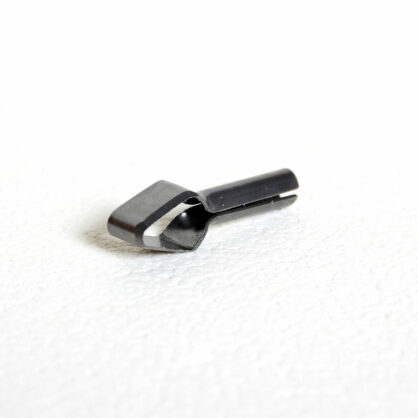 Musta metallist tööriist valgel taustal.