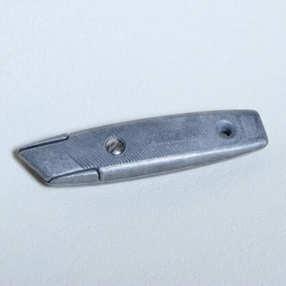 Metallist vaibanuga tool töölaual valgustatud valgusega