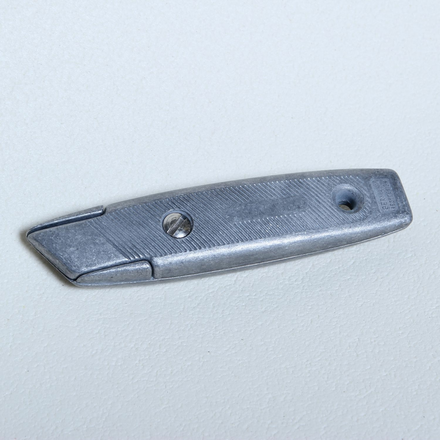 Metallist vaibanuga tool töölaual valgustatud valgusega