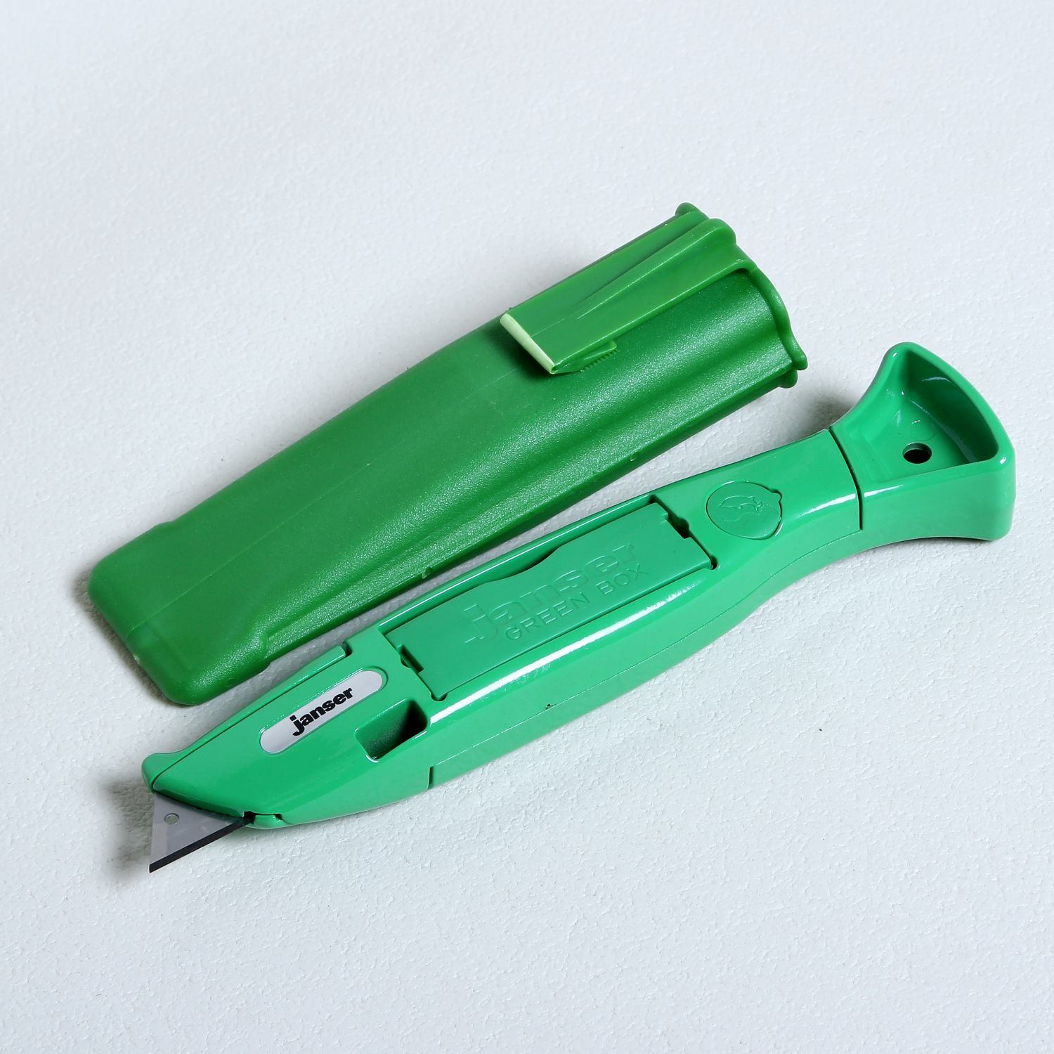 Roheline turvanuga koos kaitsekorgiga laual