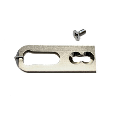 Metallkinnitusdetail koos kruviga valgel taustal