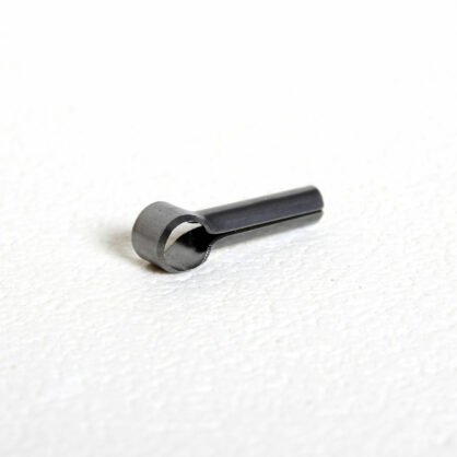 Metallist tööriist valgel taustal lähivaates