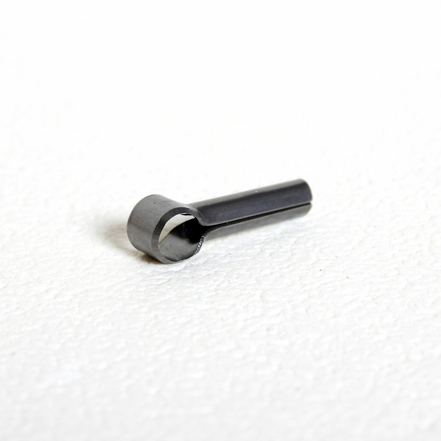 Metallist tööriist valgel taustal lähivaates