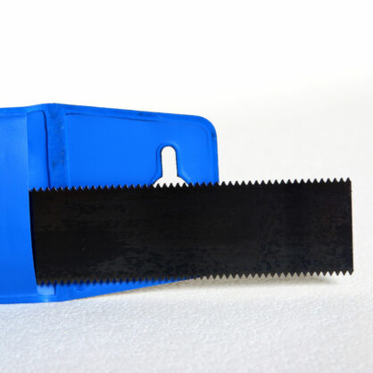 Sinine ja must tööriist sakilise servaga.