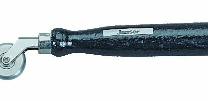 Metalliline tööriist musta käepidemega tööks.