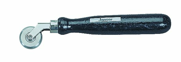 Metalliline tööriist musta käepidemega tööks.