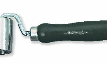 Metallist rullikuga tööriist musta käepidemega