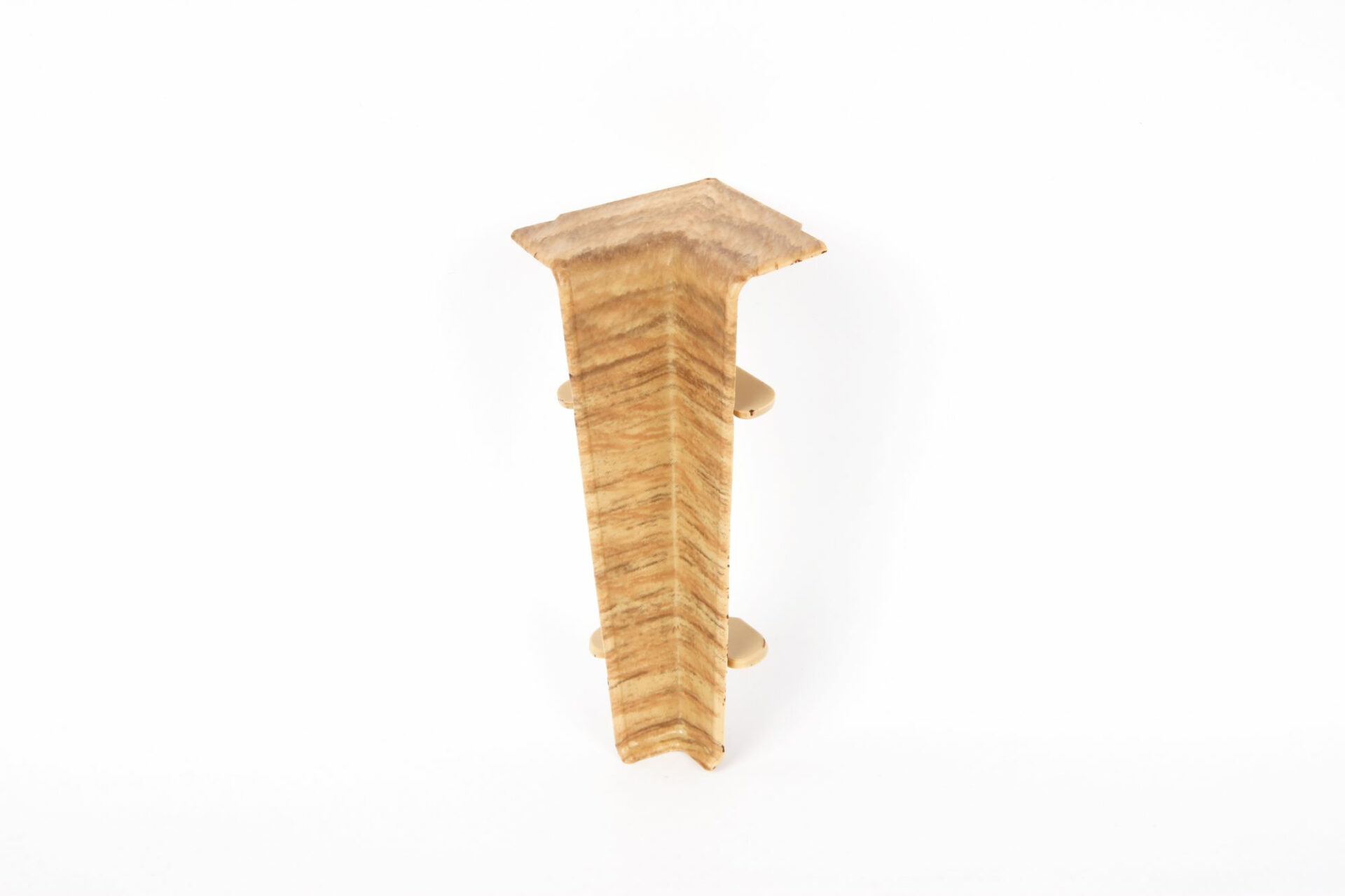 Puidust dekoratiivne riiul minimalistlikus disainis