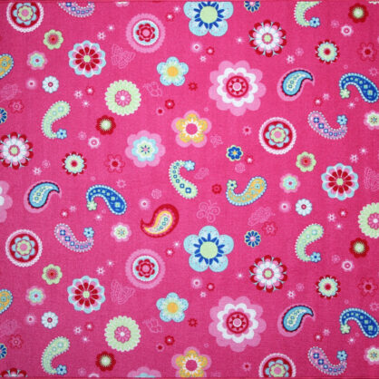 Roosa lilleline ja kaunistustega kangas mustriga