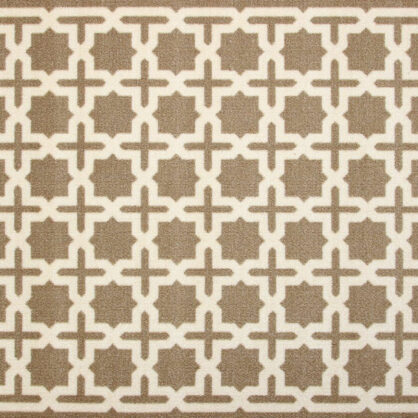 Pruun vaip valge geomeetrilise mustriga kodu sisekujunduseks