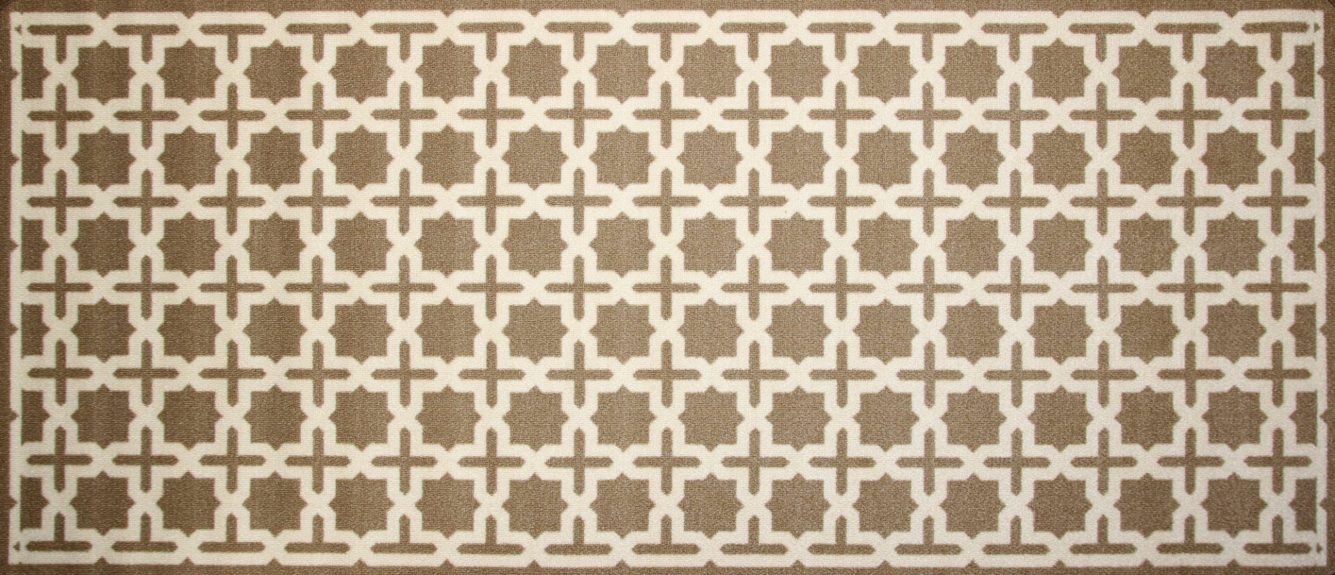 Pruun vaip valge geomeetrilise mustriga kodu sisekujunduseks